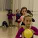 Le bambine cominciano gli esercizi con la palla, uno dei cinque attrezzi usati nelle coreografie di ginnastica ritmica